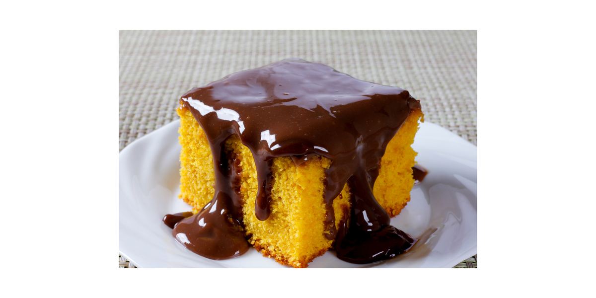 Bolo de cenoura com cobertura de chocolate